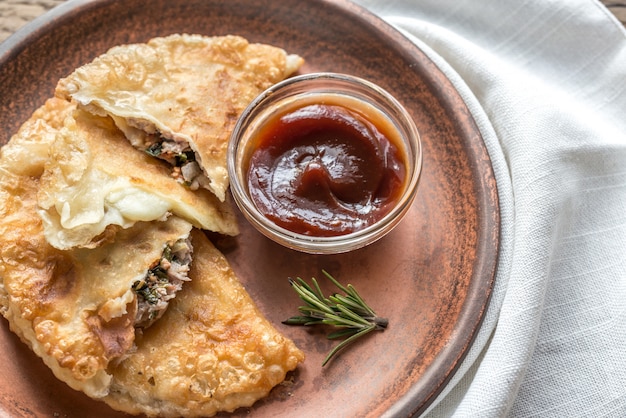 Galettes de viande sur la plaque