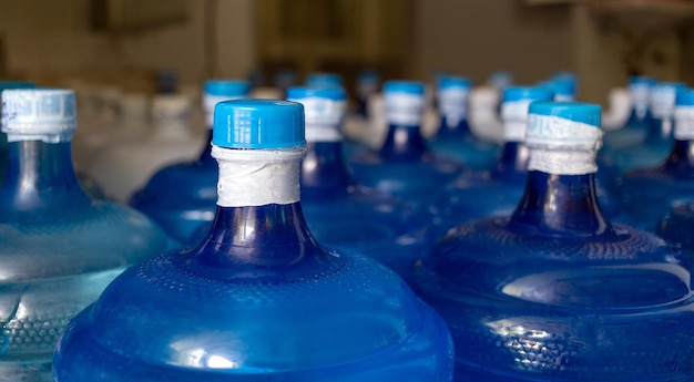 Le gallon d'eau bleu contenant de l'eau potable a été scellé avec un sceau en plastique dans le pot