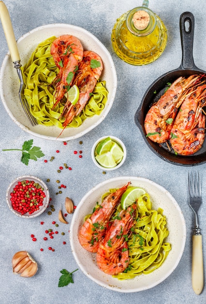 Gambas frites à l'ail, au poivre, à la lime et au persil