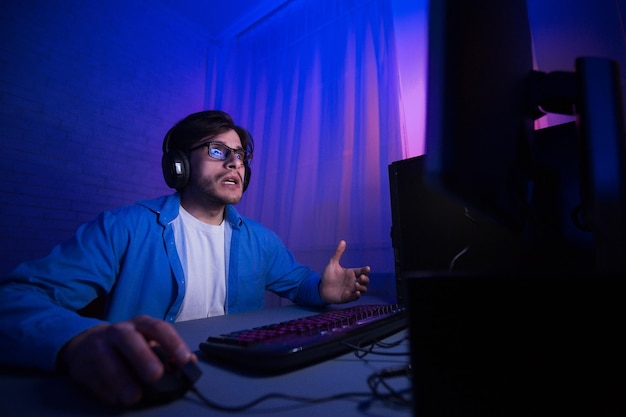 Gamer In Eyeglasses Streaming Vidéo Playthrough en ligne