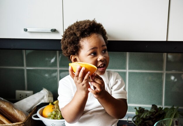 Photo gamin noir dans la cuisine