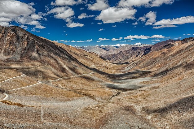 Gamme Karakoram et route dans la vallée, Ladakh, Inde