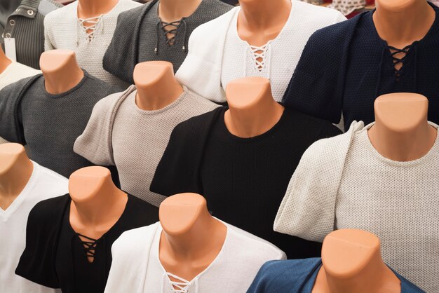 La gamme de pulls homme sur mannequins sur le marché