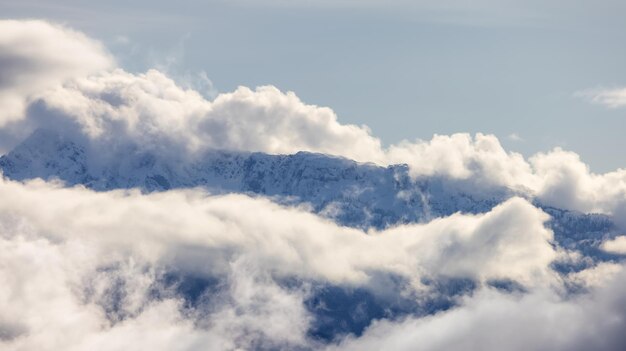 Gamme Tantalus couverte de neige et de nuages pendant la saison hivernale