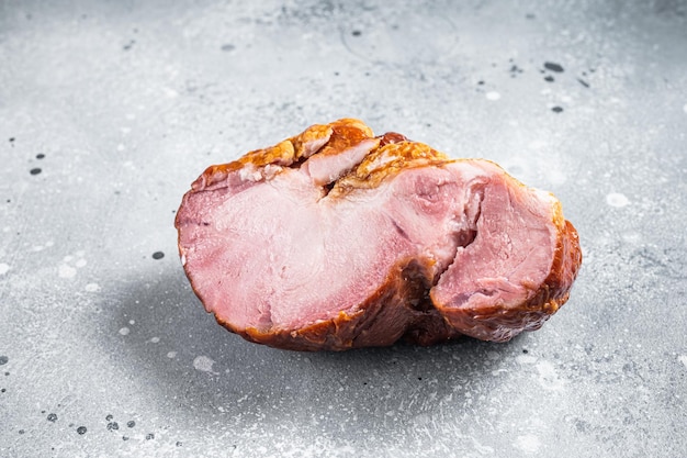 Gammon fumé - viande d'épaule de porc. Fond gris. Vue de dessus.