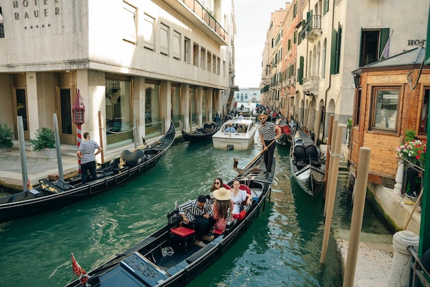 Gandolier en train de faire son travail à Venise, en Italie.