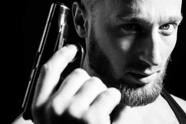 Gangster en action tueur visant pistolet pistolet Close up portrait of guy with serious profile face