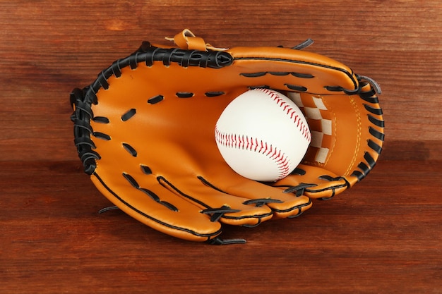 Gant de baseball et balle sur fond de bois