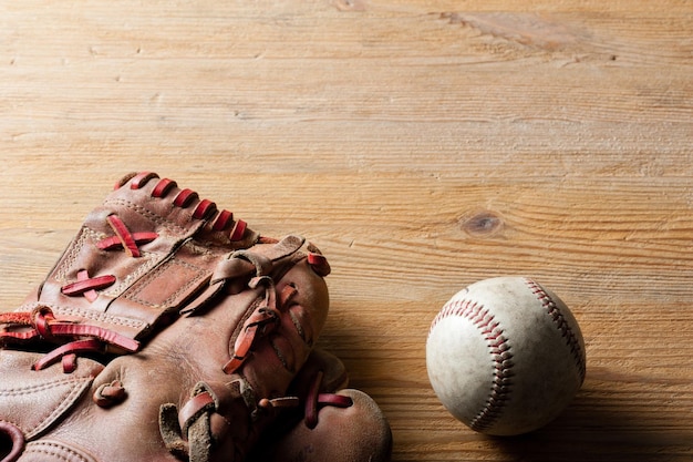 Gant de baseball et baseball sur le concept de sport de planche de bois