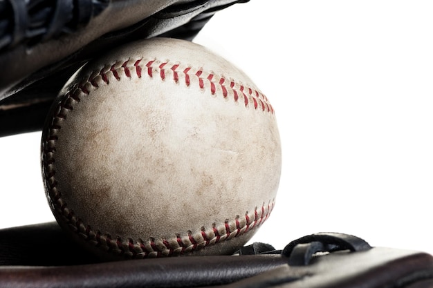 Gant de baseball marron chocolat avec le ballon isolé sur fond blanc