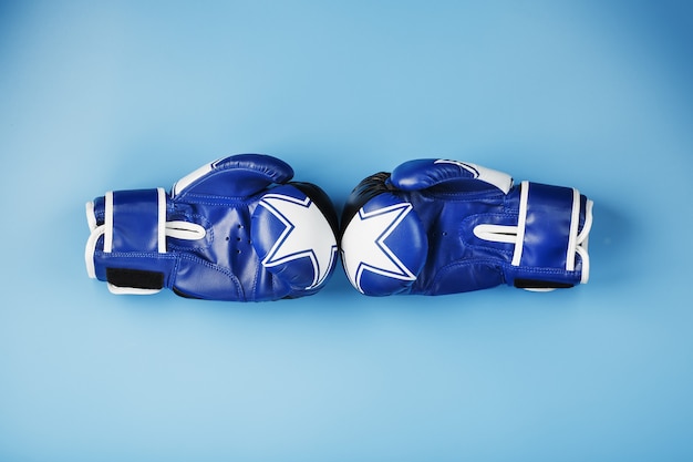 Gant de boxe bleu sur fond bleu