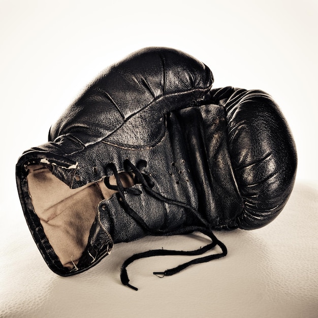 Gant de boxe sur fond marron