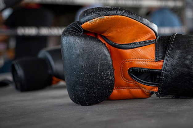 Gant de boxe sur le ring de gym