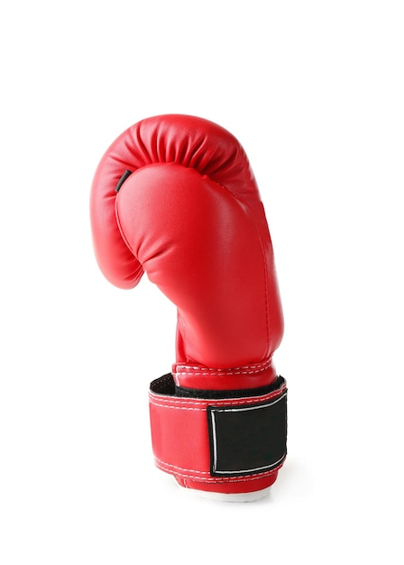 Gant de boxe rouge isolé sur blanc