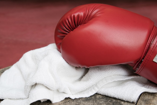 Gant de boxe sur une surface en bois