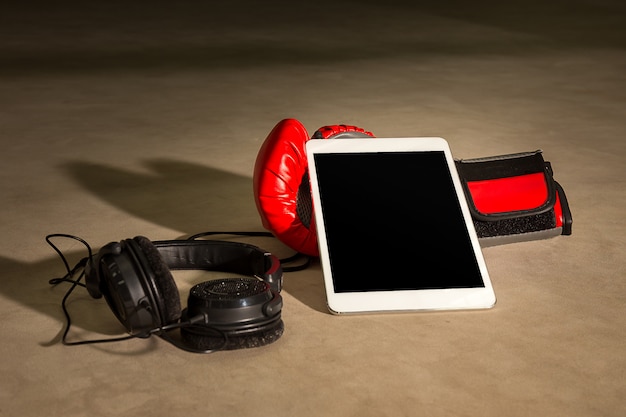 Gant de boxe avec tablette et casque pour écouter de la musique sur boxin