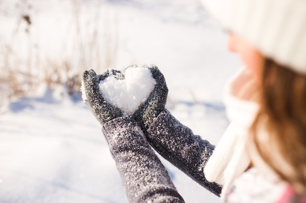 Gant de dame et coeur de neige