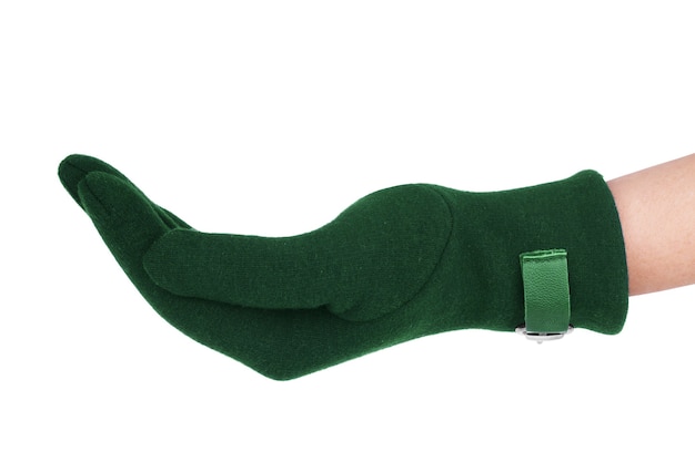 Gant à main tricoté vert porté par la main gauche de la dame jaune foncé, geste de poing incliné, avec fond blanc isolé