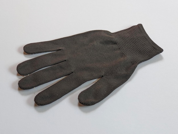 Un gant noir avec une bande côtelée dessus