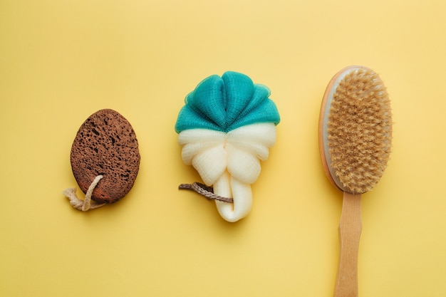 Gant de toilette, brosse de bain et mousse de talon