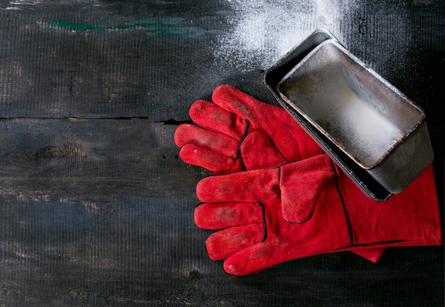 Gants de boulanger et formes de pain