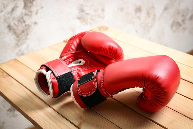 Gants de boxe sur banc en bois