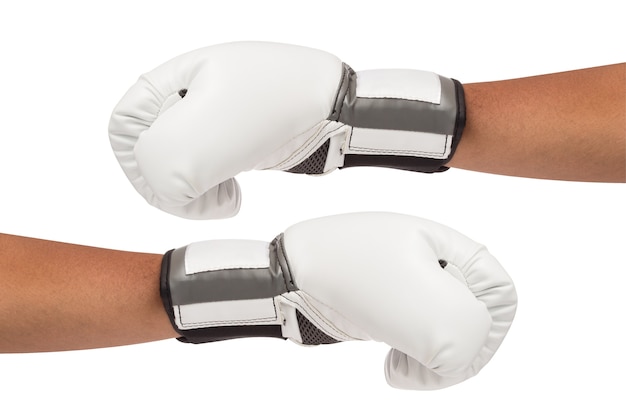 Photo gants de boxe blancs sur les mains isolés et comprennent le chemin