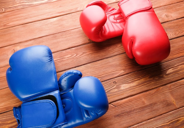 Gants de boxe bleu et rouge dans les coins opposés