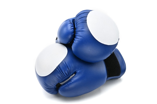 Gants de boxe bleus isolés sur blanc