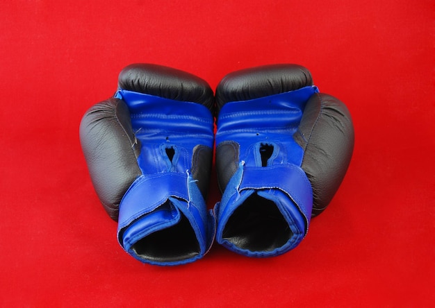 Gants de boxe bouchent sur fond blanc