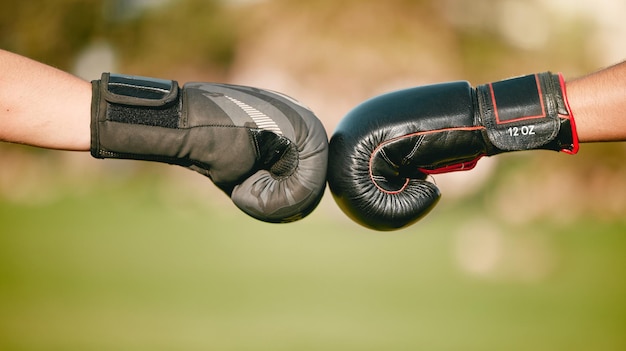 Gants de boxe et coup de poing avec une équipe de boxeurs en plein air ensemble pour l'unité ou la solidarité de l'esprit sportif Travail d'équipe sportif et motivation avec un athlète partenariat formation en collaboration à l'extérieur