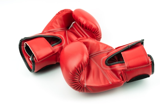 Gants de boxe en cuir rouge isolés sur fond blanc