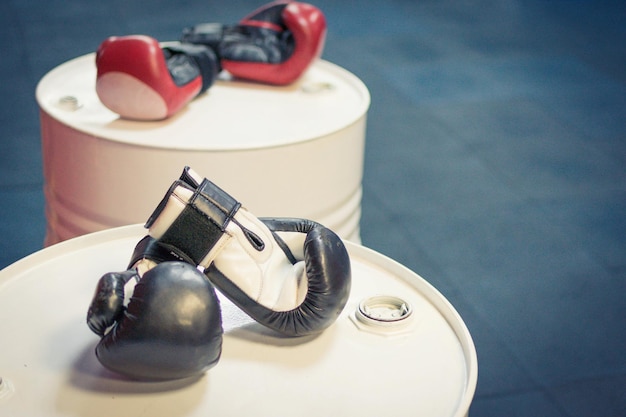 Gants de boxe dans la salle de gym pour l'entraînement de boxe Le concept de sport de force