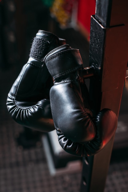 Gants de boxe sur l'étagère.