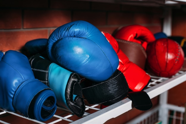 Gants de boxe sur l'étagère.