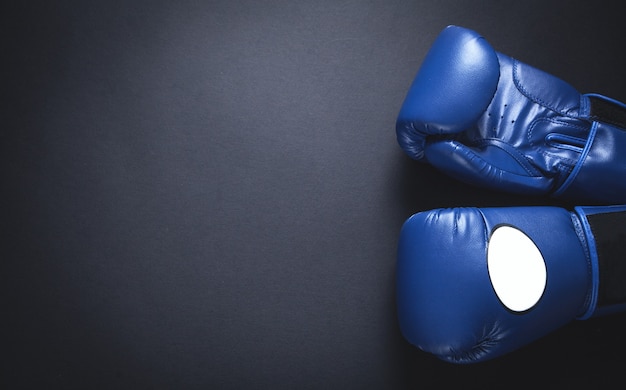 Gants de boxe sur fond noir.