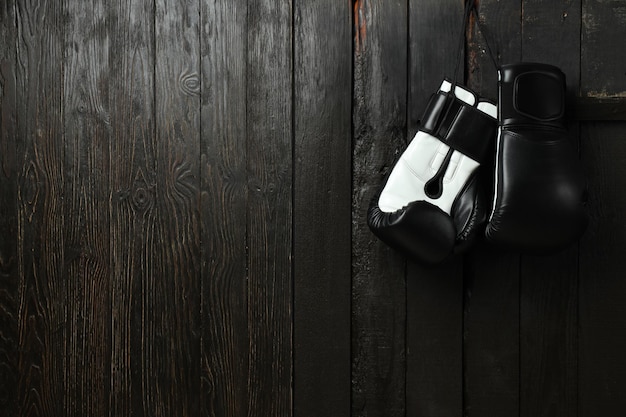 Gants de boxe sur fond rouge noir