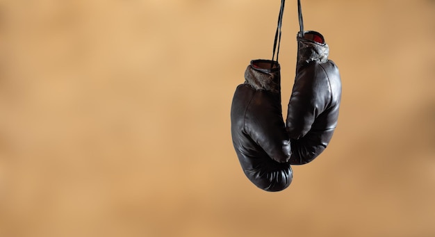 Gants de boxe noirs suspendus