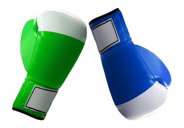 Gants de boxe de protection bleus et verts sur fond blanc