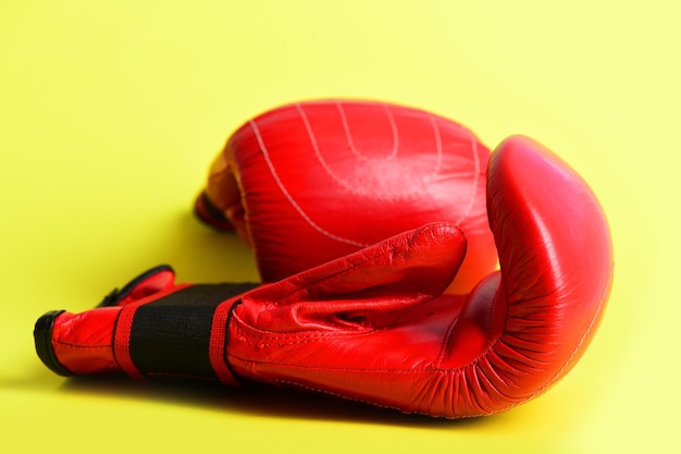 Gants de boxe rouges sur fond jaune juteux