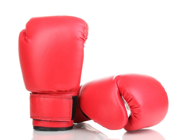 Gants de boxe rouges isolés sur blanc