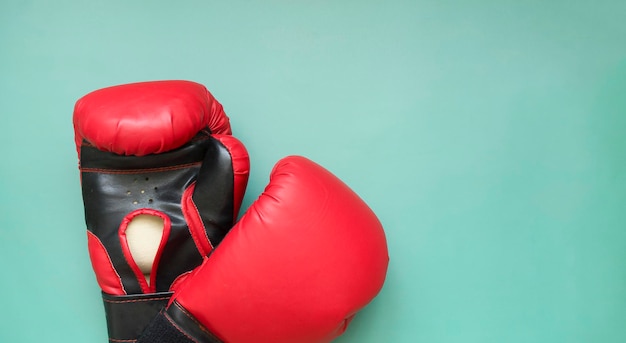 Gants de boxe rouges et noirs