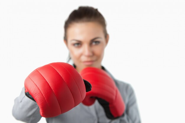 Gants de boxe utilisés pour claquer par une jeune femme d&#39;affaires