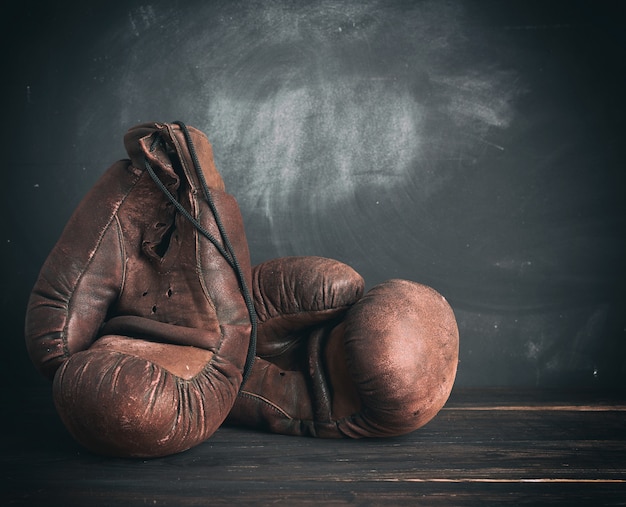 Gants de boxe vintage en cuir marron sur fond noir