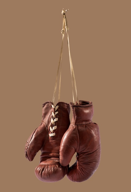 Gants de boxe vintage isolés contre brown