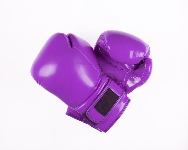 Gants de boxe violet sur fond blanc