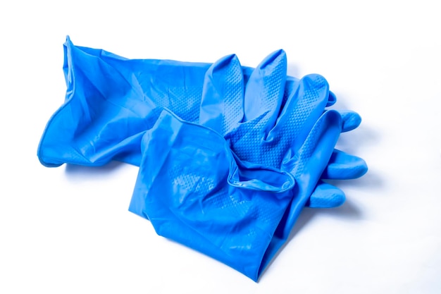 Gants en caoutchouc bleu pour la protection de la santé isolés sur fond blanc Tracé de détourage