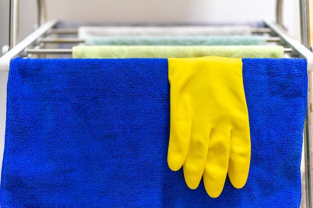 Gants en caoutchouc avec des chiffons