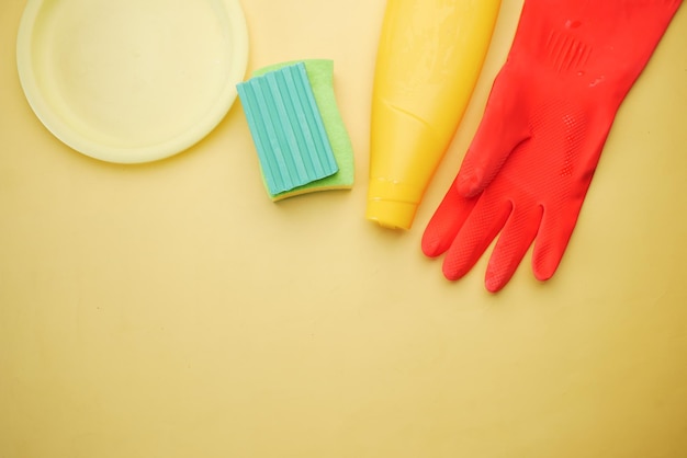 Gants en caoutchouc éponge et plaque colorée sur fond jaune