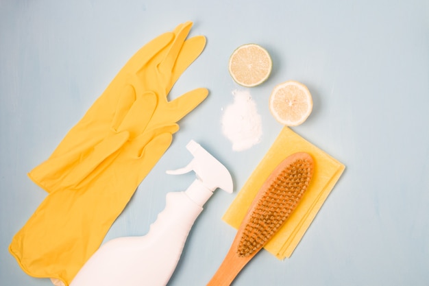 Des Gants En Caoutchouc, Un Flacon De Spray Blanc Sans étiquette, Un Demi Citron Et Citron Vert, Du Soda Renversé Et Un Bocal En Verre De Soda